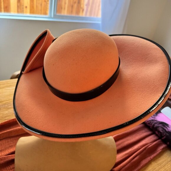 Swan Creations Vintage Peach DoeSkin Felt Derby Hat w/ Sculpted Brim & Bow - Picture 4 of 6